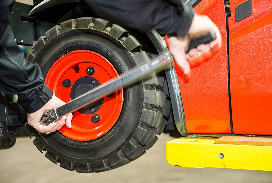 DON'T LET YOUR FORKLIFT TYRES BECOME ILLEGAL!